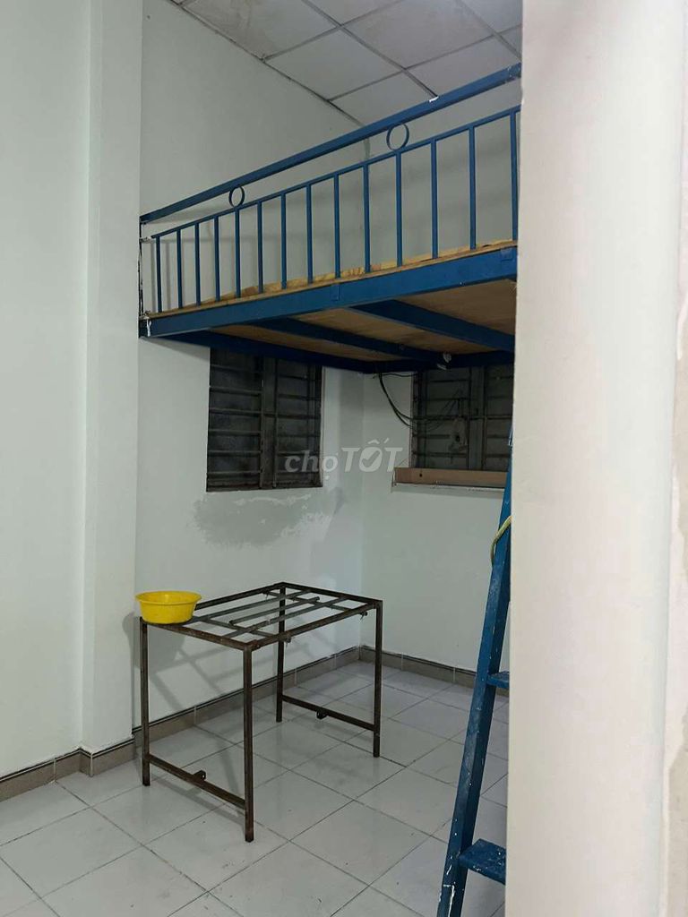 I'll rent a hotel room right over Linh Xuân.