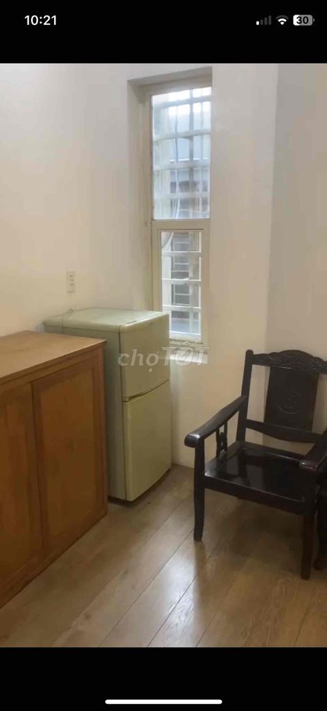 Rent a 3rd county motel for 4 million-dollar refrigerators, washing machines, private kitchens.