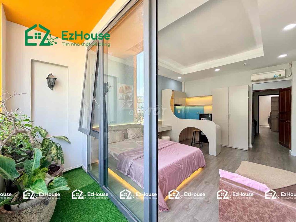 window balcony suite at the center