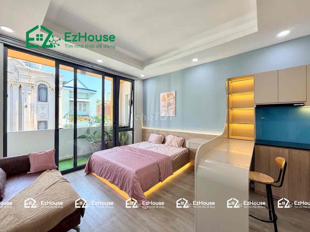 window balcony suite at the center