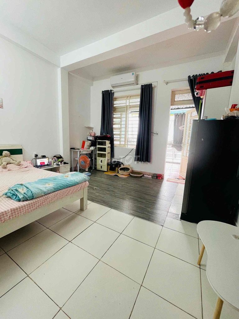 Rent a balcony room 35 meters 2 in District 3 near the gulp, sgu