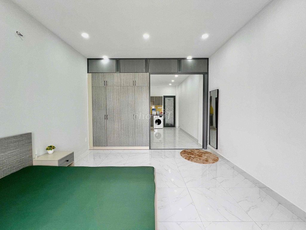 The kitchen room is separated. A full bedroom. A super nice interior on the front of the road.