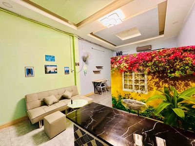The owner gave the Studio Trần Hưng Đạo cash- the Great Market of 5