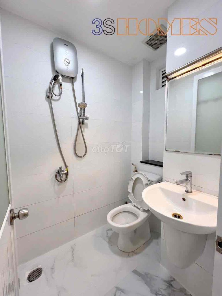 Wide studio interior, separate washing machine