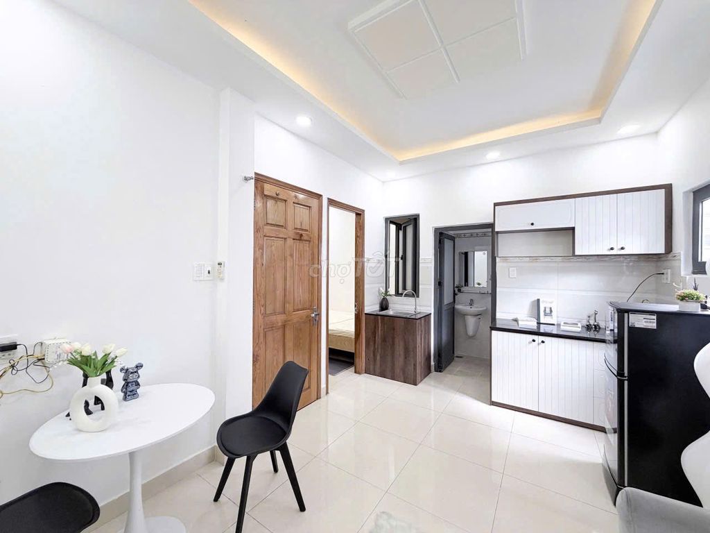 A kitchen room in front of the press release at the airport.