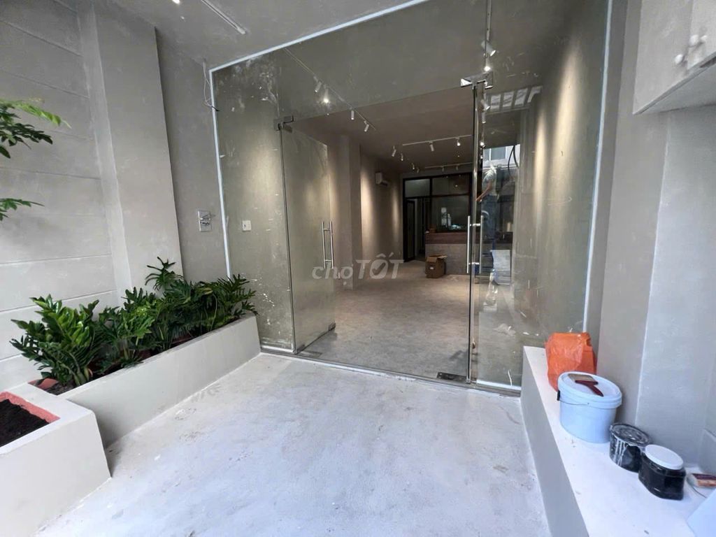 It's the owner of the area of the rent: 4 X20 M Nguyễn Văn Thủ, the đakao, District 1