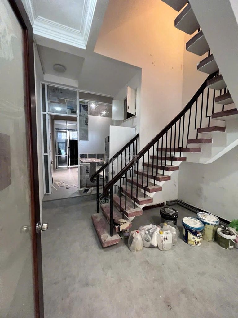 It's the owner of the area of the rent: 4 X20 M Nguyễn Văn Thủ, the đakao, District 1