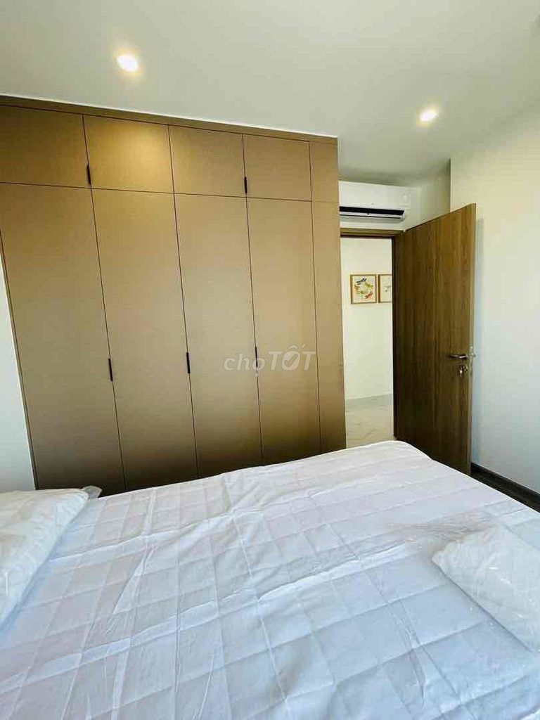 FINCH 2 bedrooms plus full high-end furniture with dishes, take N