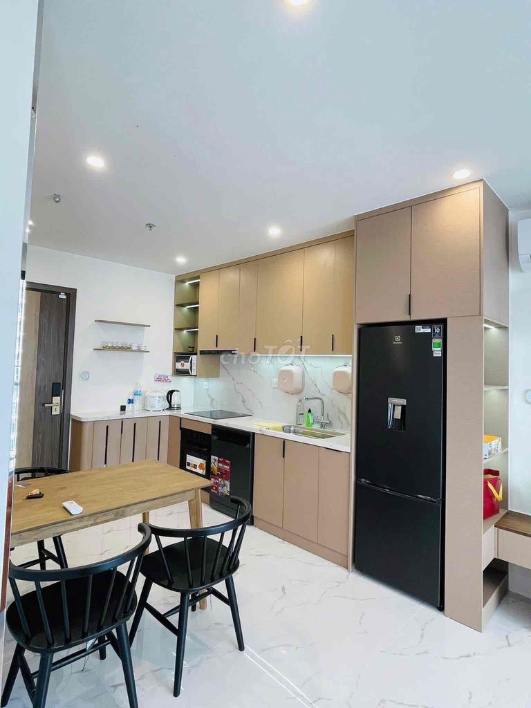 FINCH 2 bedrooms plus full high-end furniture with dishes, take N