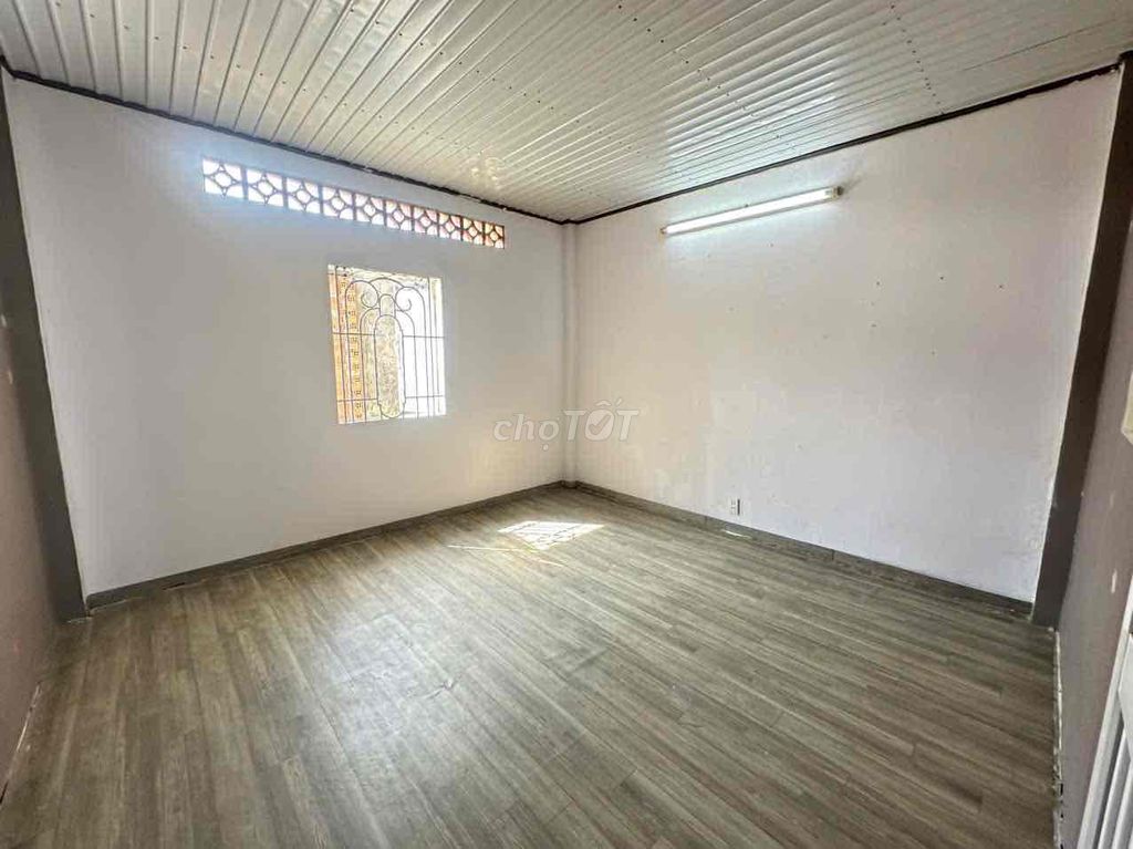 7.5 million -- two-story rent -- the area that uses 100 mlR 3 bedrooms, Law University.