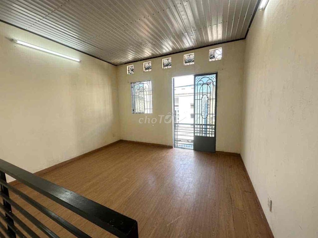 7.5 million -- two-story rent -- the area that uses 100 mlR 3 bedrooms, Law University.