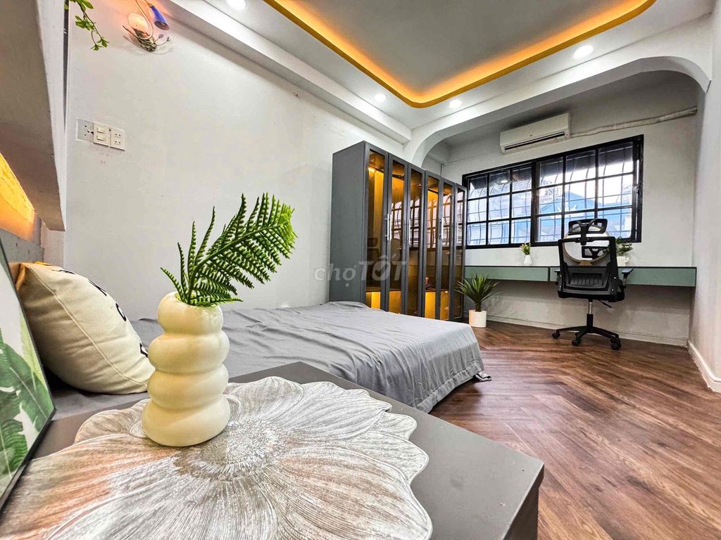 Master for the two bedrooms. A 3rd floor bathroom.