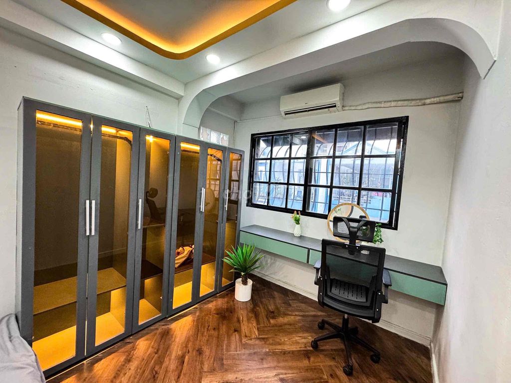 Master for the two bedrooms. A 3rd floor bathroom.