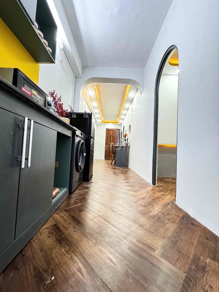 Master for the two bedrooms. A 3rd floor bathroom.