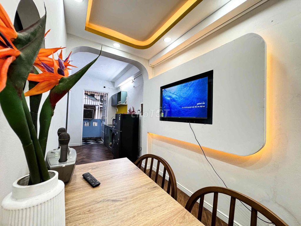 Master for the two bedrooms. A 3rd floor bathroom.