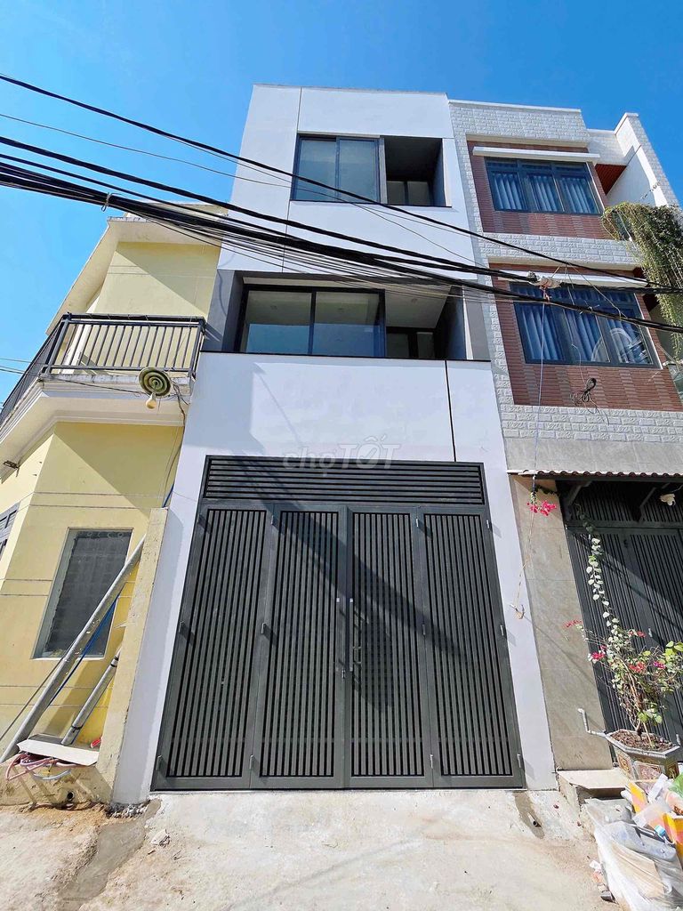 Rent a nice new house in 496 Lã Xuân Oai, either in or out of business.