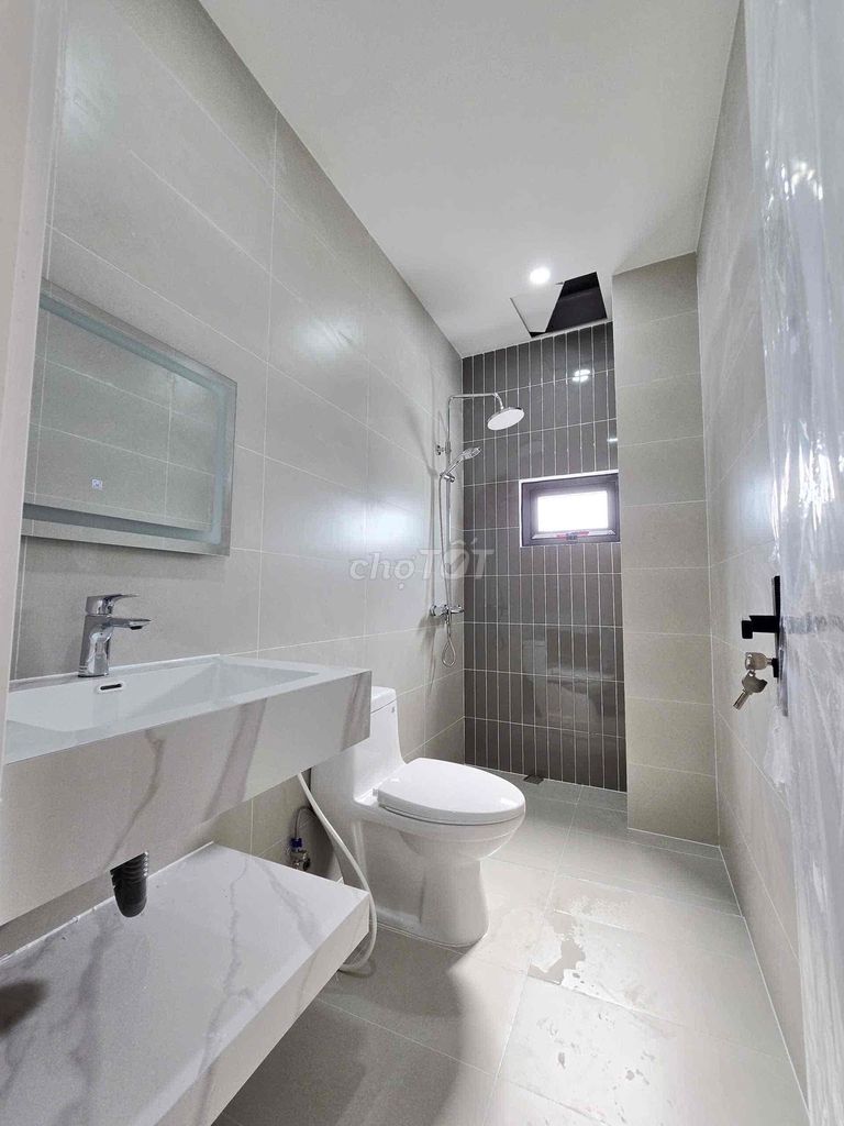 Rent a nice new house in 496 Lã Xuân Oai, either in or out of business.