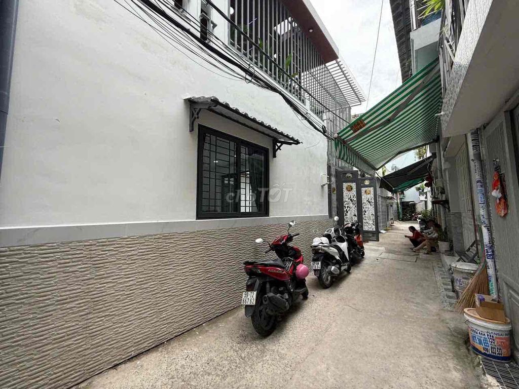 The beautiful new home is about 10 meters across the East Side.