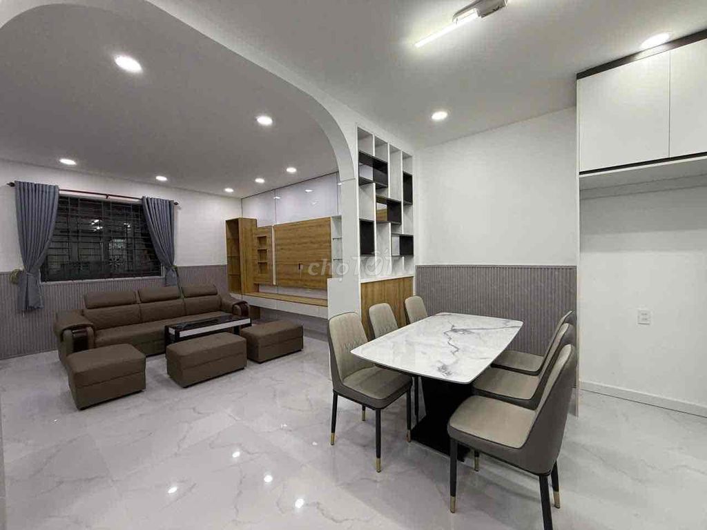 The beautiful new home is about 10 meters across the East Side.
