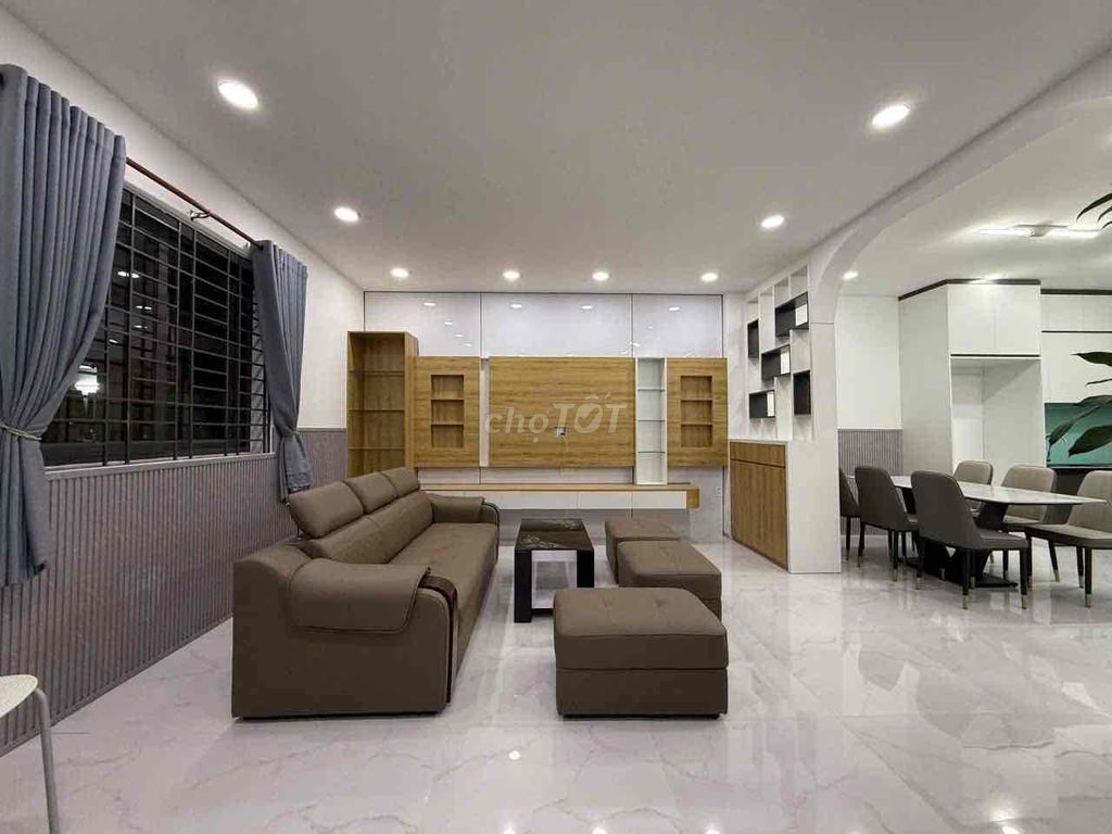 The beautiful new home is about 10 meters across the East Side.