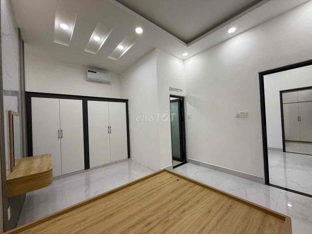 The beautiful new home is about 10 meters across the East Side.