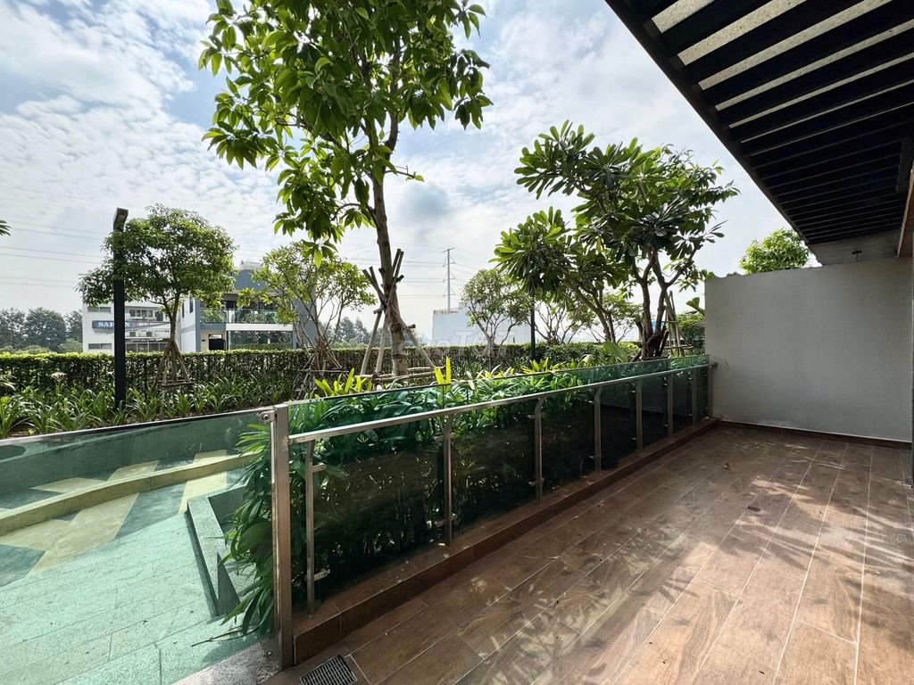 A Feliz En Vista-tcb garden bedroom needs 19 million a month's rent.