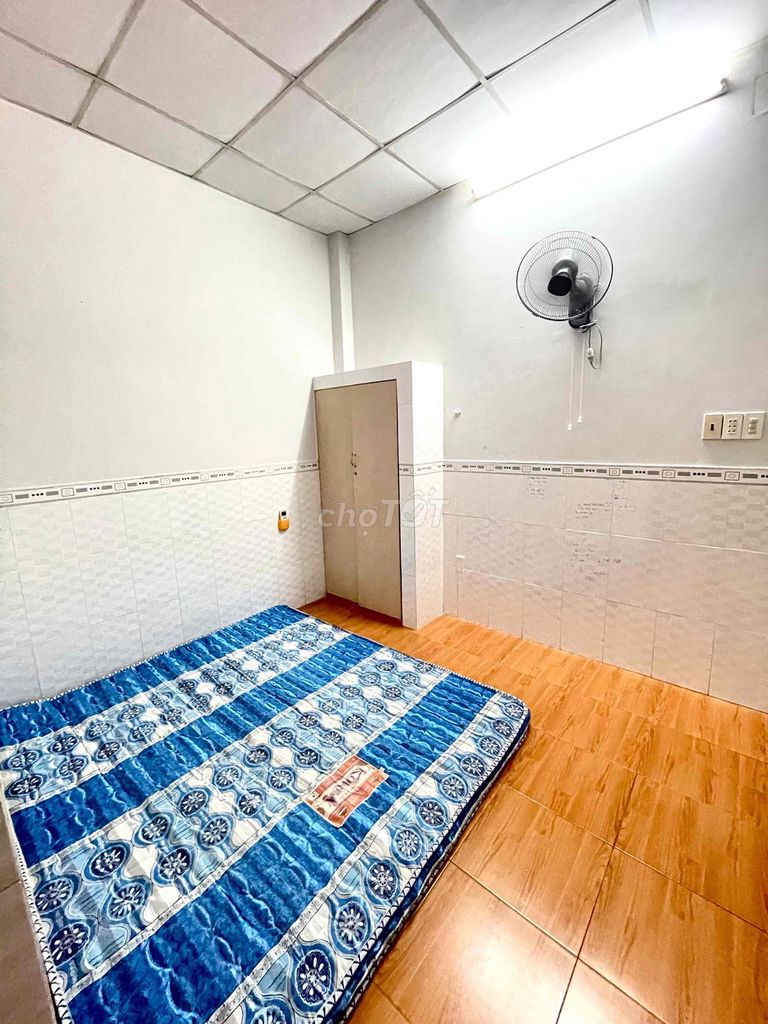 Cheap motels have windows across from the park near the Lendor Bridge, District 12
