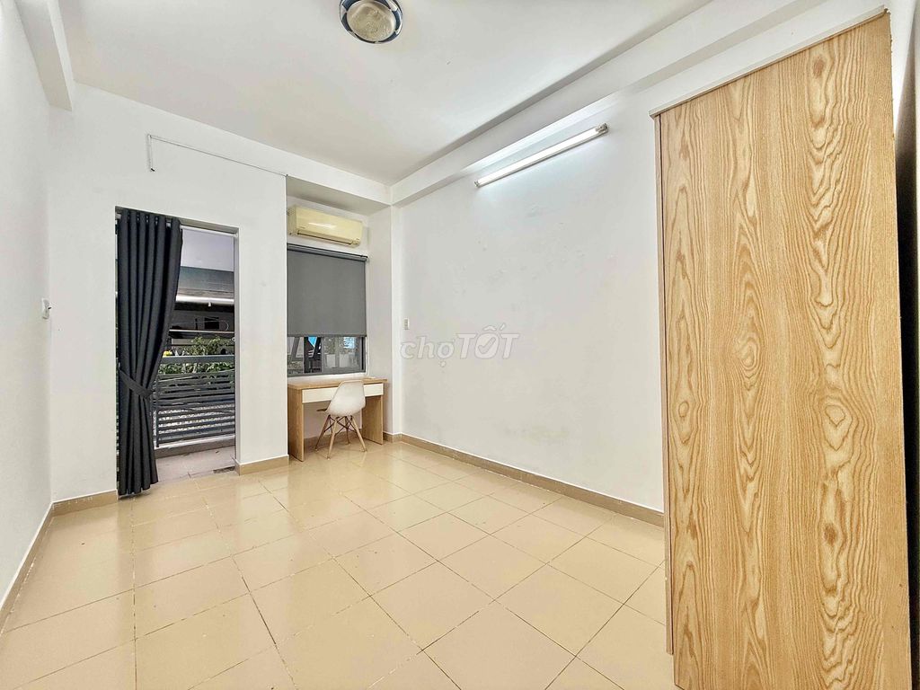 A full interior, balcony, private washing machine. It's near the town market.