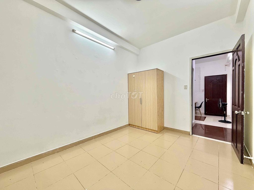 A full interior, balcony, private washing machine. It's near the town market.