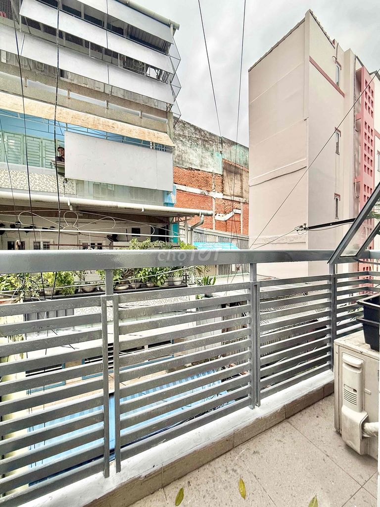 A full interior, balcony, private washing machine. It's near the town market.