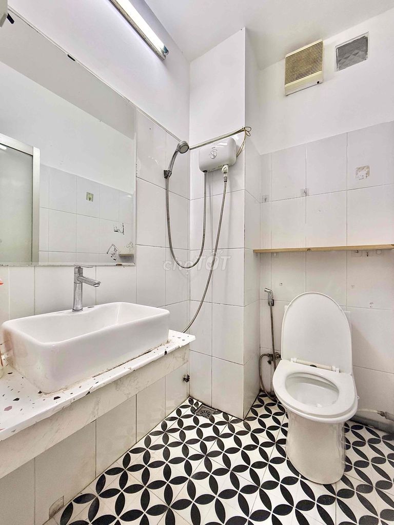 A full interior, balcony, private washing machine. It's near the town market.