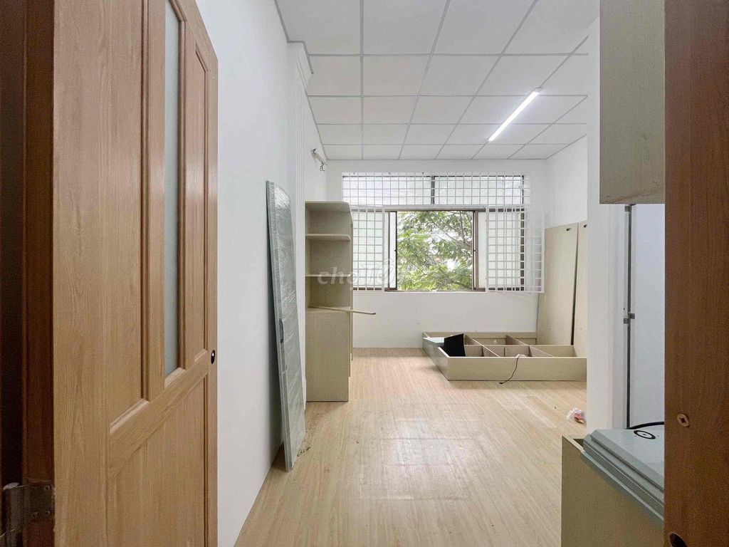 rent a new room full of empty window interiors