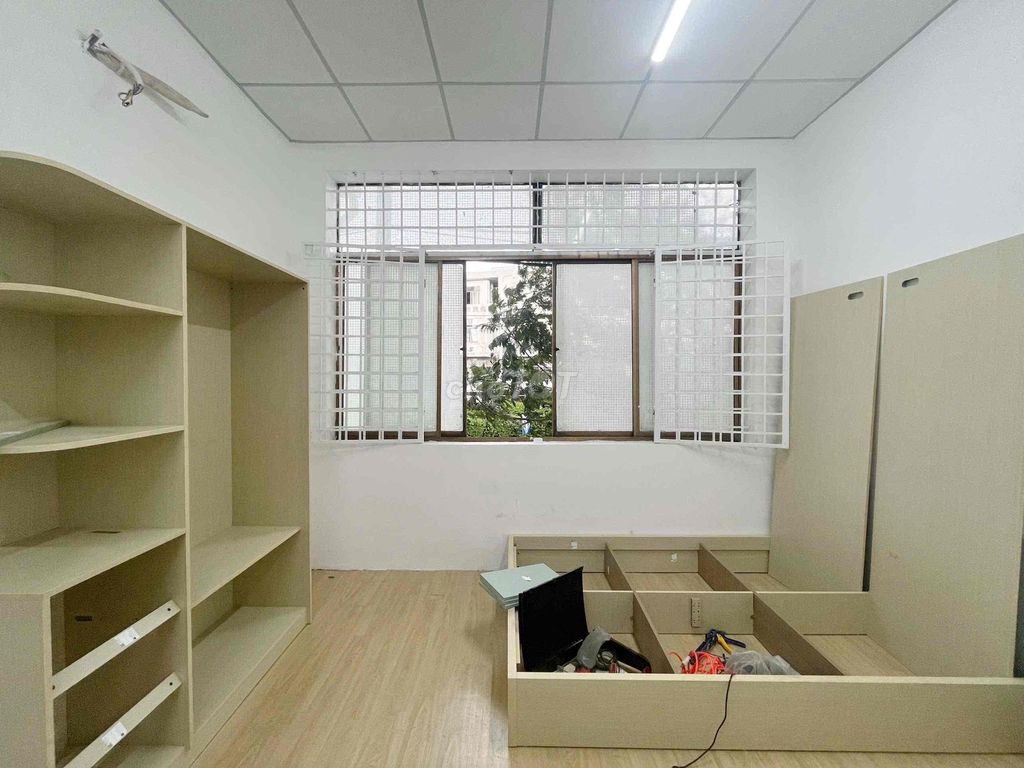 rent a new room full of empty window interiors