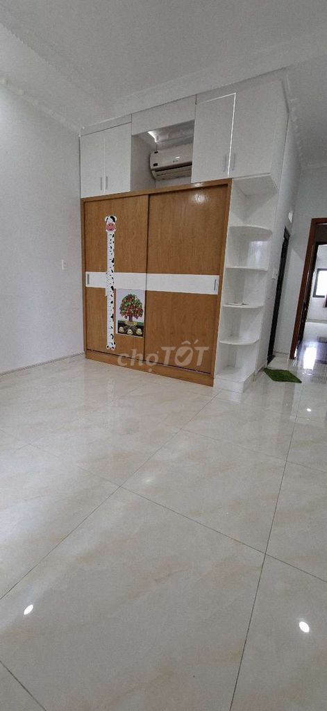 The rental house has interiors. 4404. 4 there's a parking lot. Liên khu 4-5