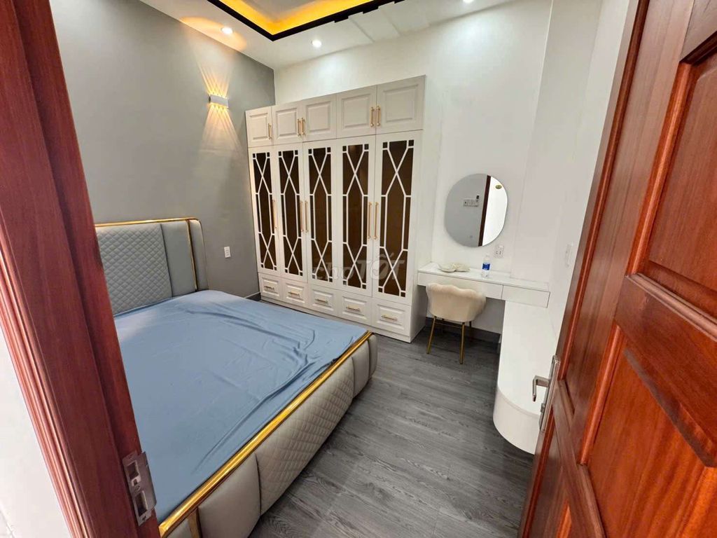4th floor bedroom 4 full interior toilet, alleycar