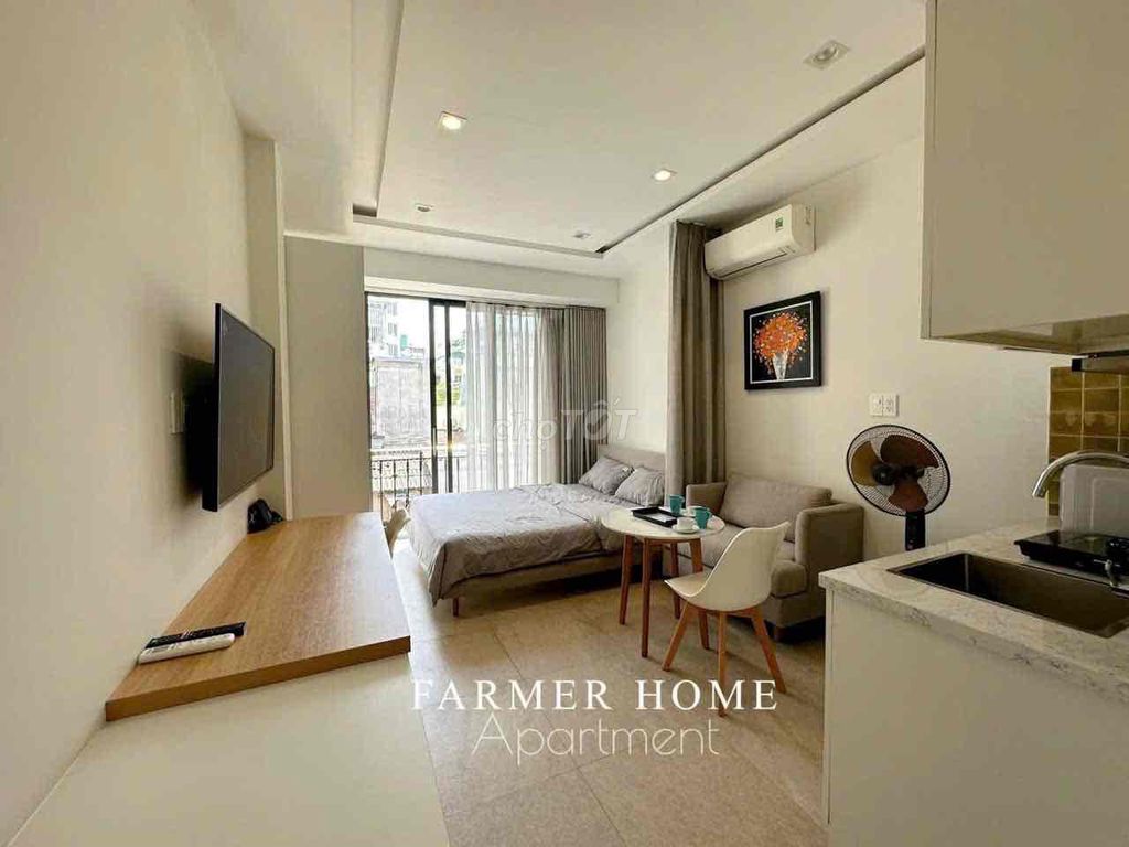The building studio balcony full Nguyễn Tri Phương.