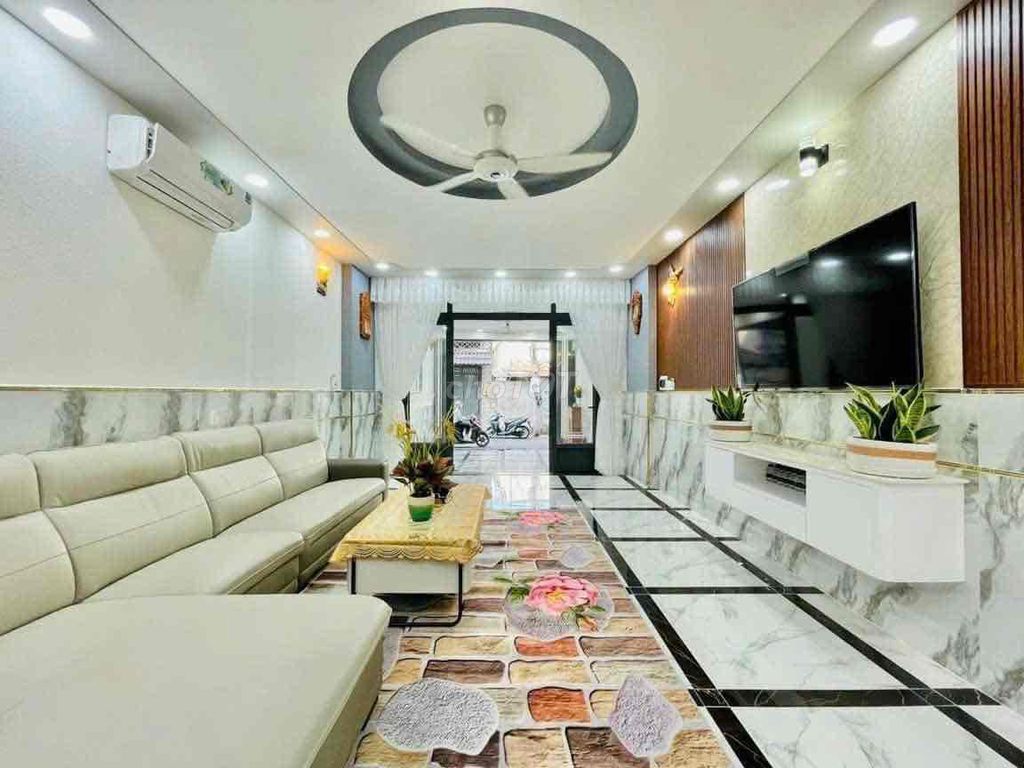 for rent: Four and a half x 16 in interior. 25 million.