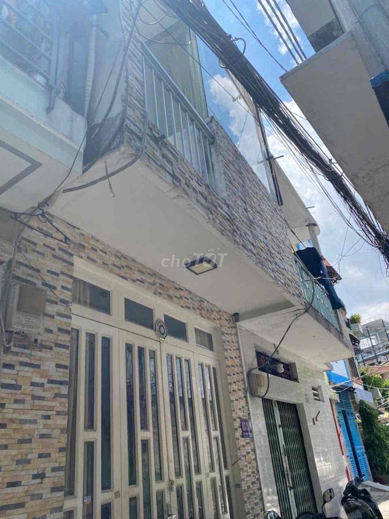 Renting a live ceiling, District 3,5 x10 meters. Three stories, three bedrooms, 13 million a month.