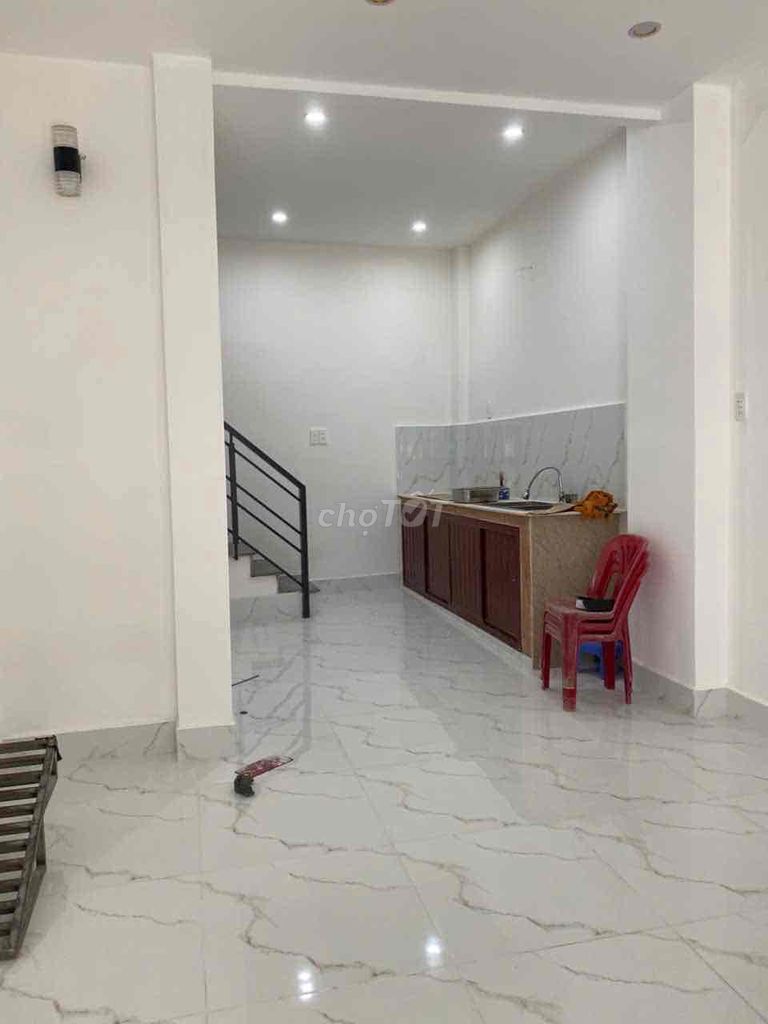 Renting a live ceiling, District 3,5 x10 meters. Three stories, three bedrooms, 13 million a month.
