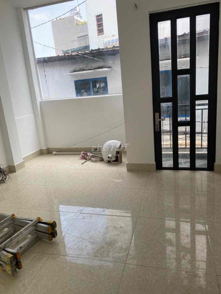 Renting a live ceiling, District 3,5 x10 meters. Three stories, three bedrooms, 13 million a month.