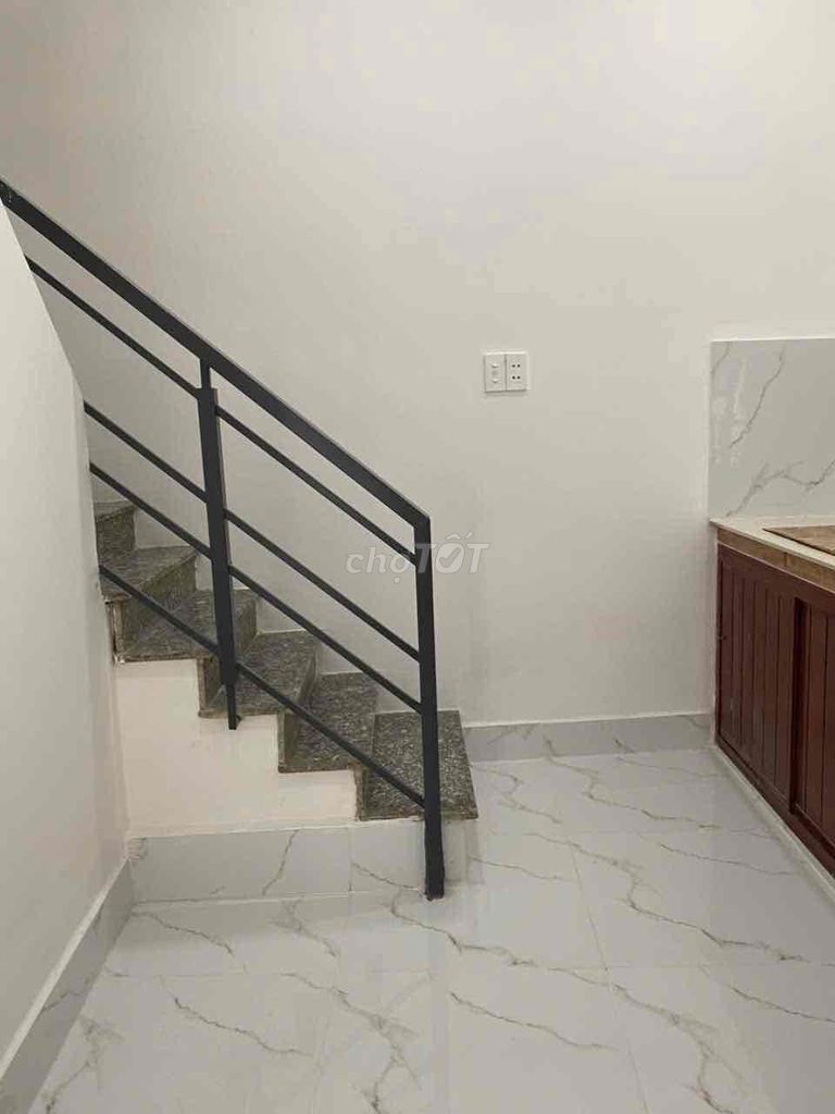 Renting a live ceiling, District 3,5 x10 meters. Three stories, three bedrooms, 13 million a month.