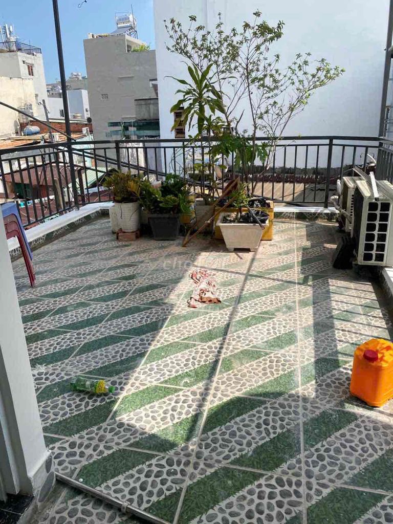 Renting a live ceiling, District 3,5 x10 meters. Three stories, three bedrooms, 13 million a month.