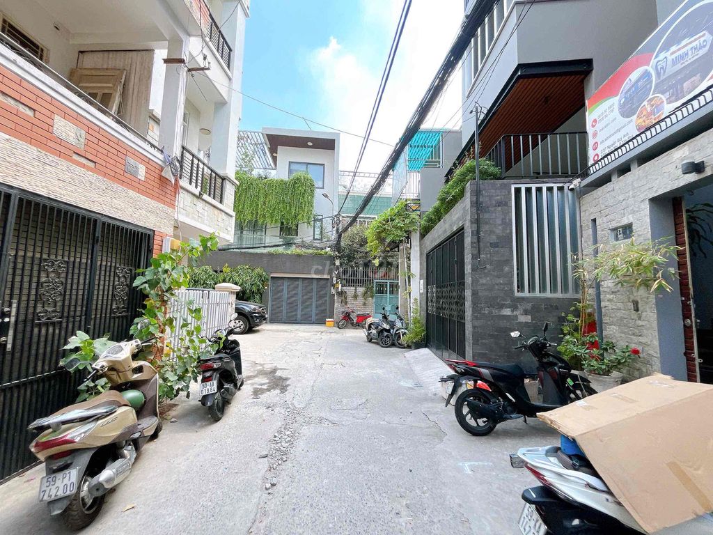 We'll hire a 5-metre alley. 4 x14 meters good price!