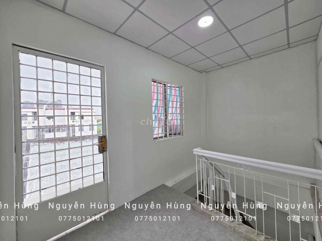 The studio is super cheap. It's a downtown Nguyễn Tất Thành.