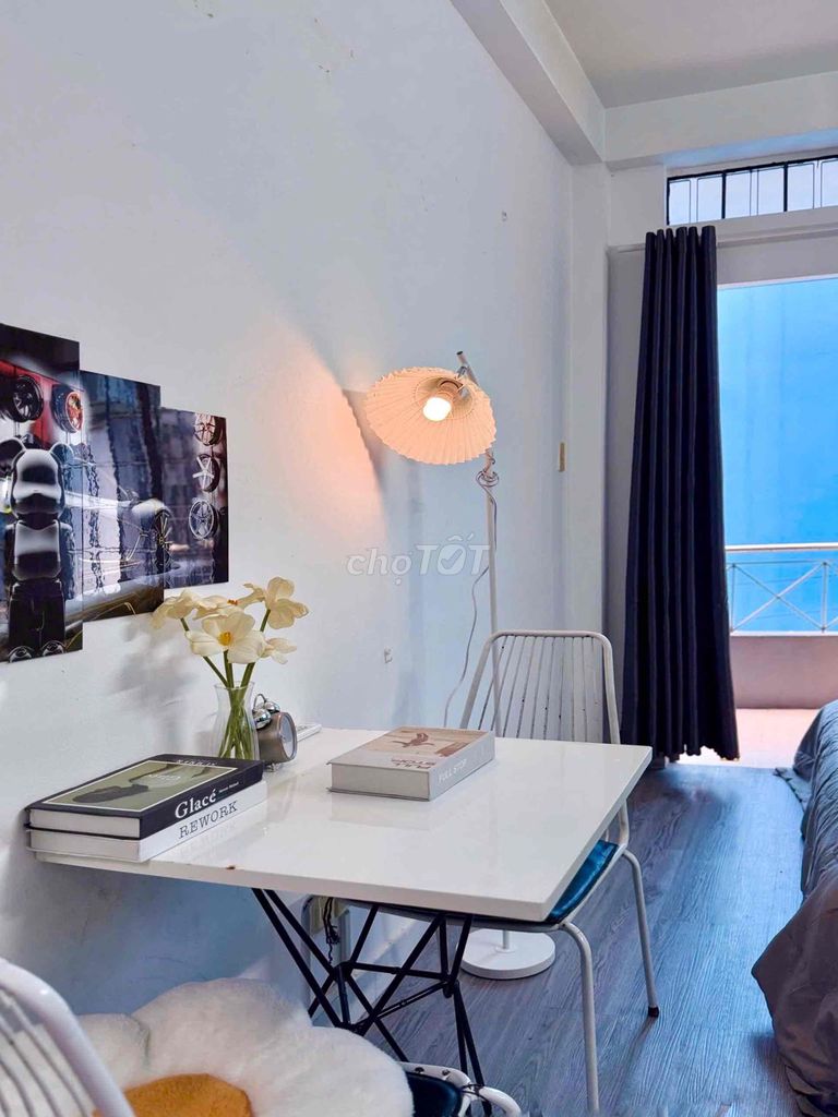 New studio, super open balcony near the institute.