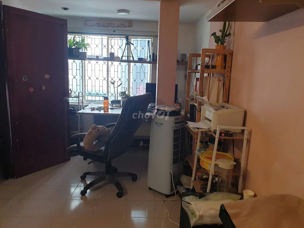 The women's room was rented right into the Nguyễn Tri Phương economy.