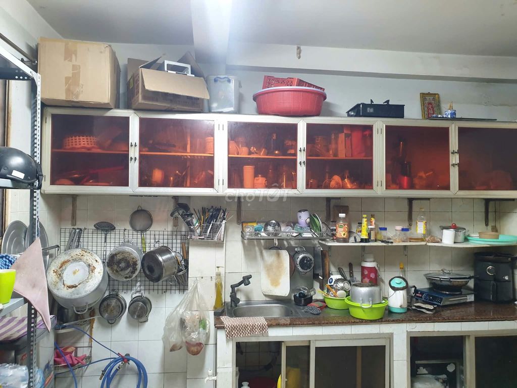 The women's room was rented right into the Nguyễn Tri Phương economy.