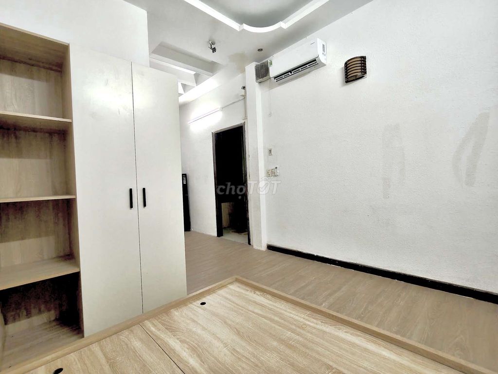 Rent the Guardian right on the way to the United States of America. It's near 9 View.
