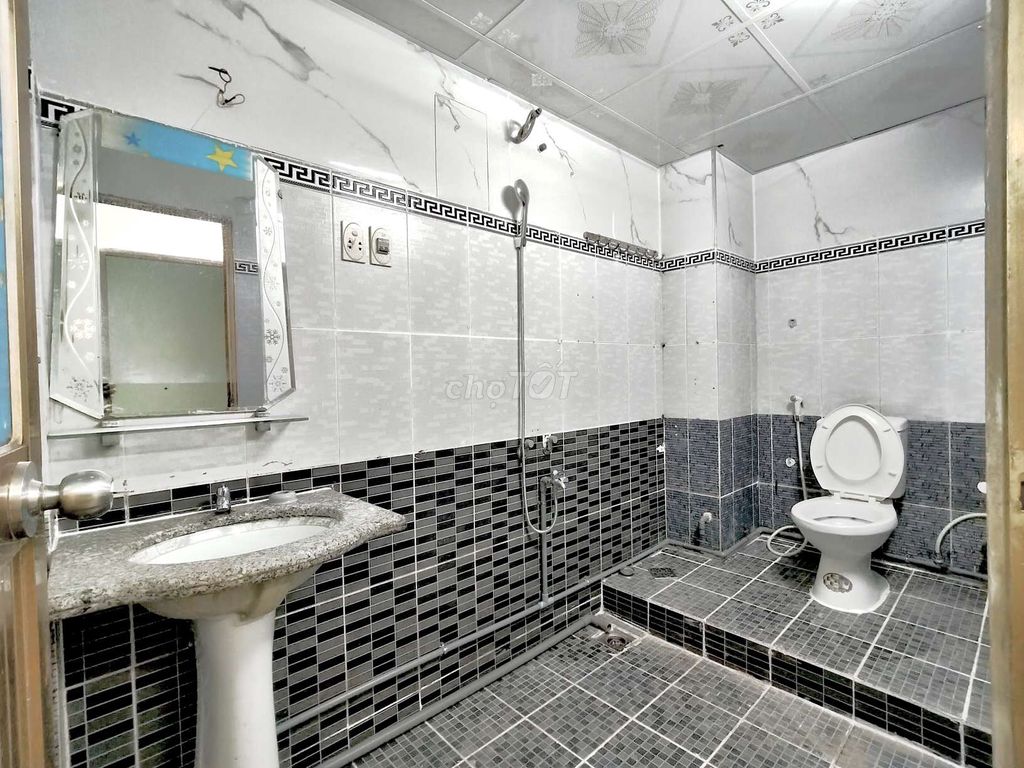 Rent the Guardian right on the way to the United States of America. It's near 9 View.