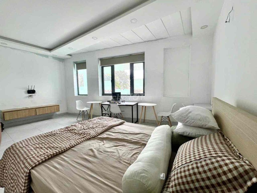 The sky-air window studio's big, elevator-to-room near the skyline.